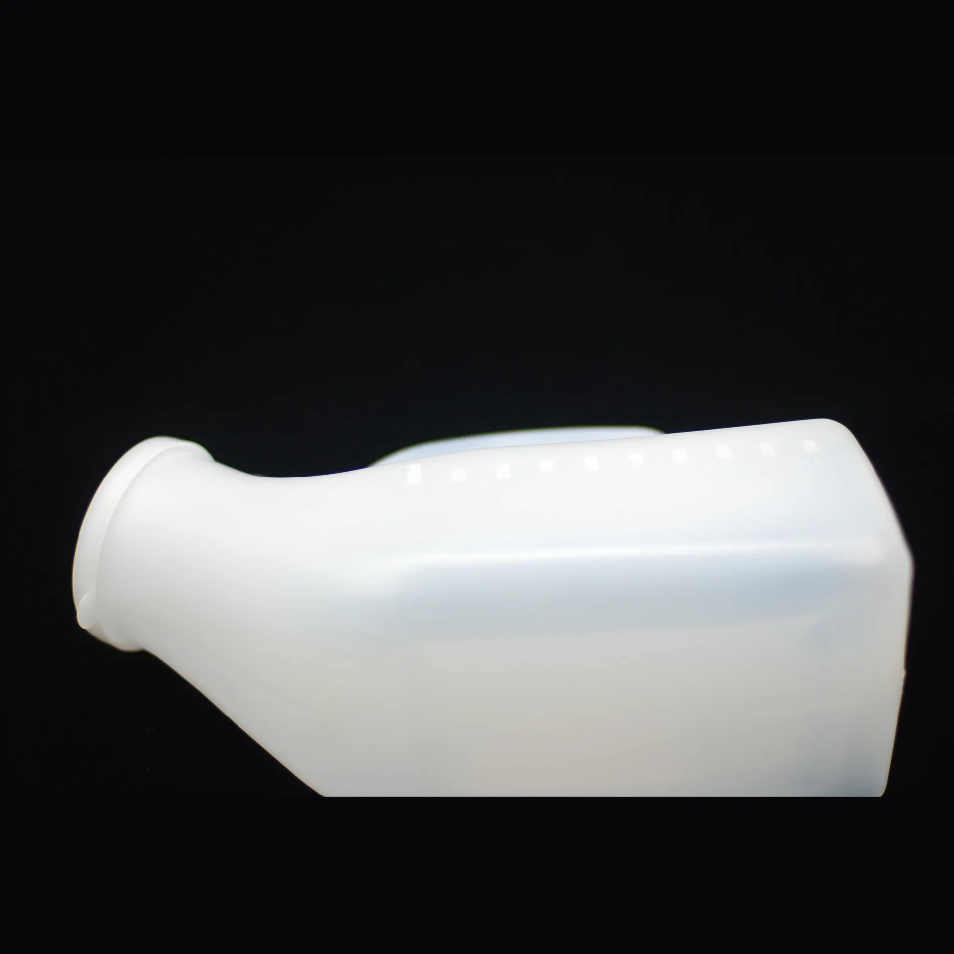 Disposable hospital male white plastic urinal bottle with cap cover 2
