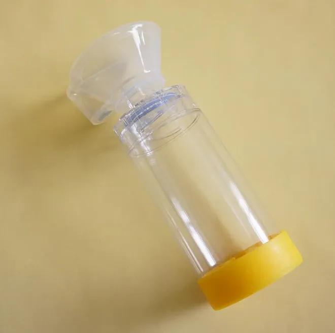 Cámara espaciadora desechable de uso médico para asma y retención de aerosol
