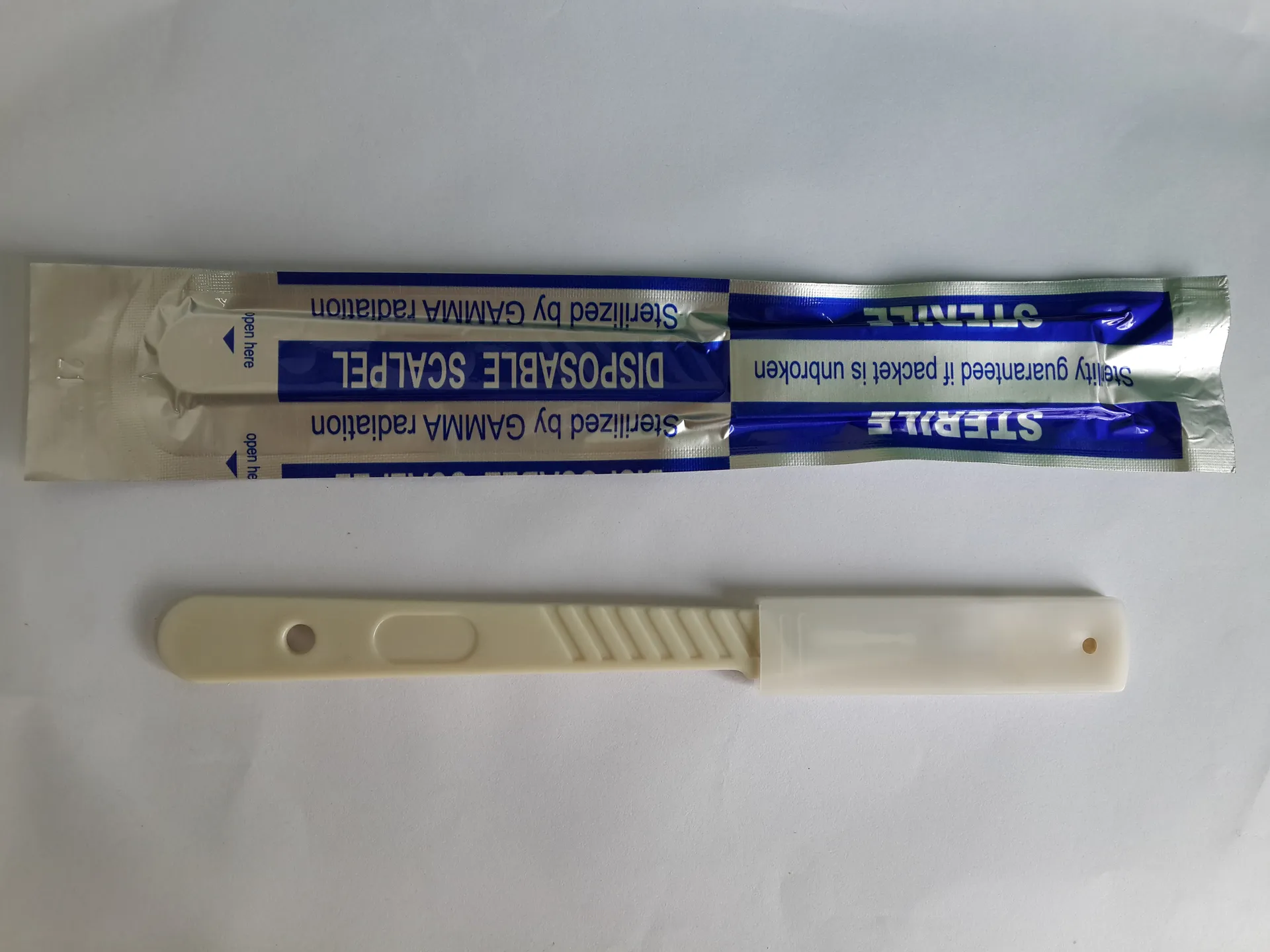 Disposable Sterile Carbon Steel Surgical Blade with Plastic Handle 3